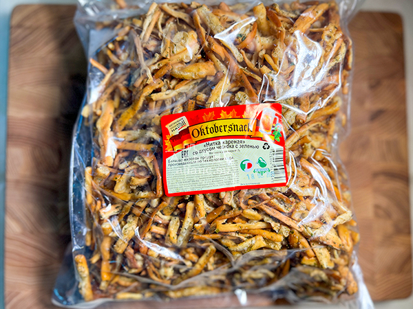 Нитка ЖАРЕНАЯ "Чеснок с зеленью" Oktobersnack 1 кг (сырный продукт) в Ново-Переделкино