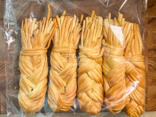 Фрайчизы со вкусом чеснок (100 гр.): Сырный продукт ФЕРМЕРСКИЙ коса копченая